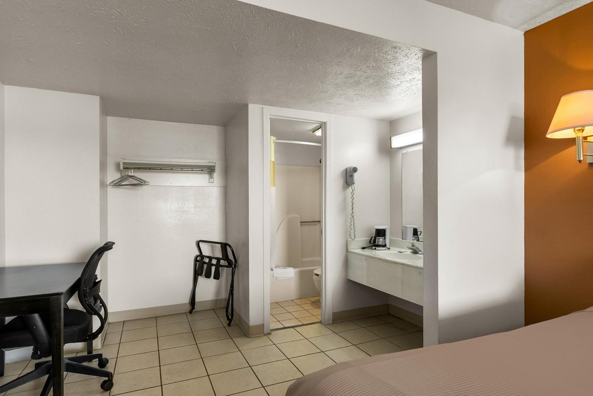 Americas Best Value Inn - Lincoln Exterior photo