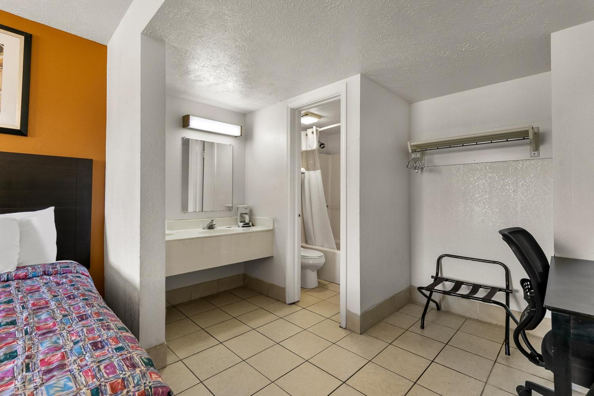 Americas Best Value Inn - Lincoln Exterior photo